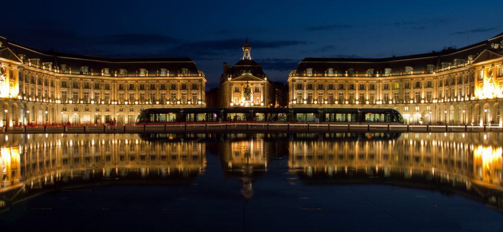 Miroir_d'eau_place_de_la_bourse_à_Bordeaux