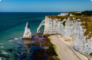 Une prise de vue haute angle des falaises sur la rive de l'océan turquoise