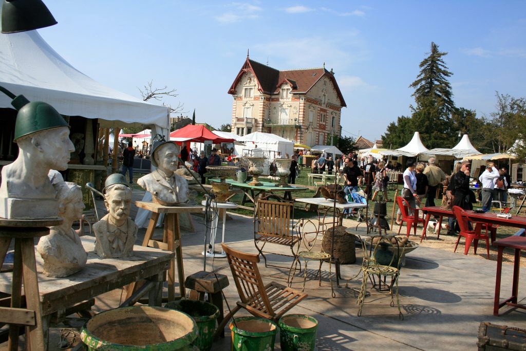 Vue_du_marché_à_la_brocante_et_aux_antiquités_à_l'Isle-sur-la-Sorgue