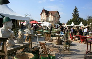 Vue_du_marché_à_la_brocante_et_aux_antiquités_à_l'Isle-sur-la-Sorgue