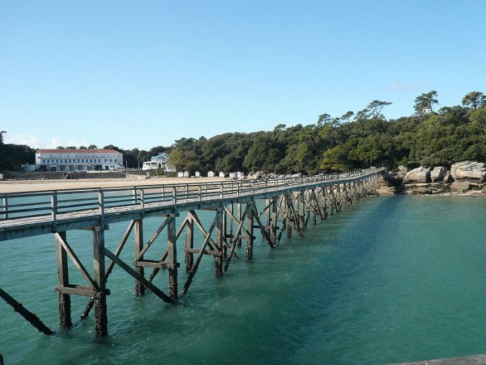 800px-P1080102_Estacade_cote_est_de_Noirmoutier_en_l'Ile