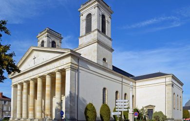 800px-Église_Saint-Louis_(façade_droite)_-_La_Roche-sur-Yon