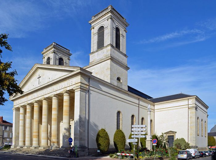 800px-Église_Saint-Louis_(façade_droite)_-_La_Roche-sur-Yon