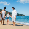 Famille au bord de la plage