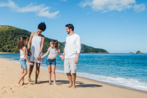 Famille au bord de la plage
