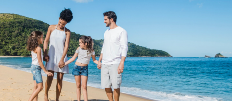 Famille au bord de la plage