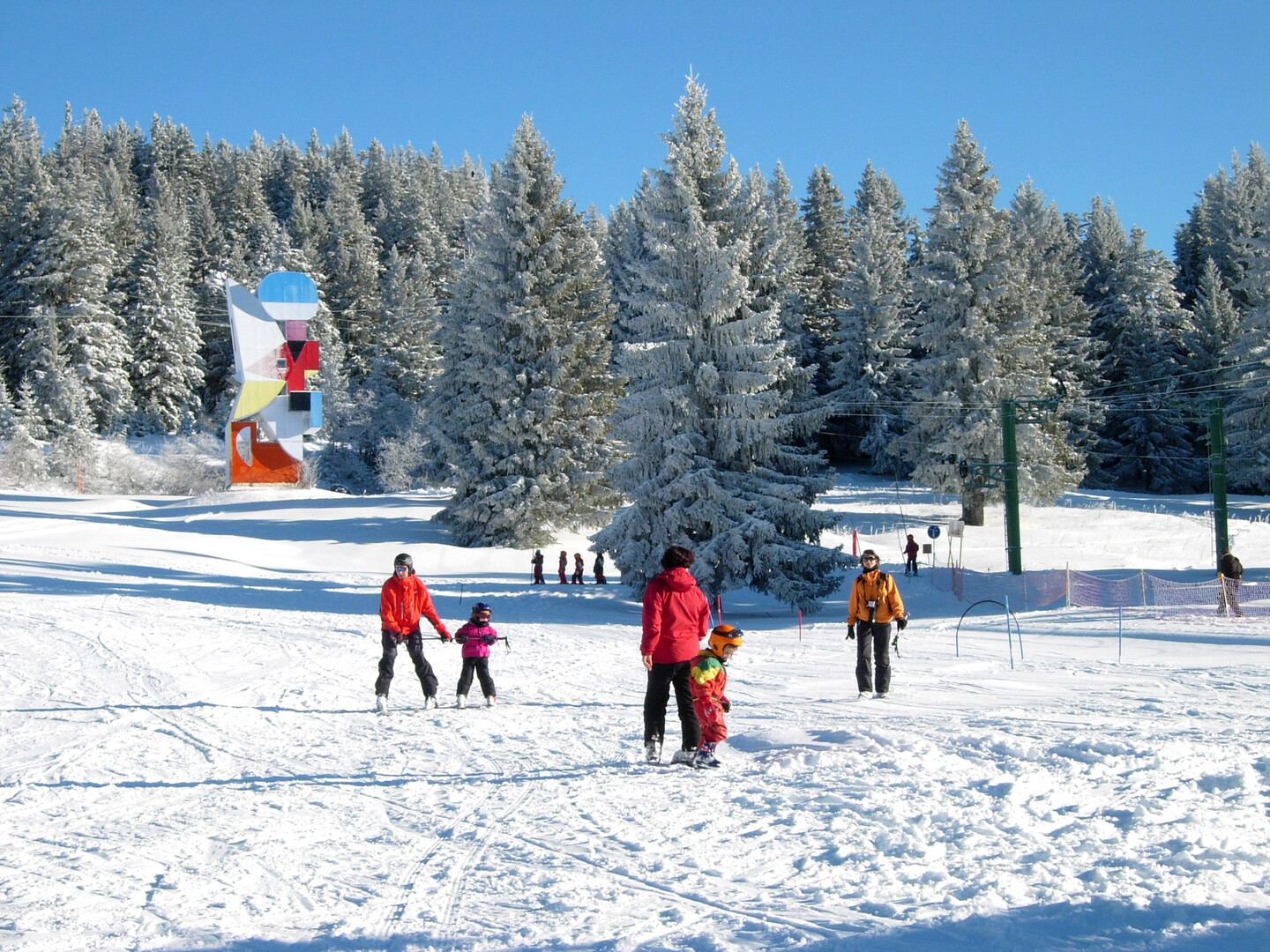 Enfants qui apprennent à faire du ski