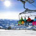 famille sur télésiège au ski