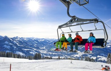 famille sur télésiège au ski