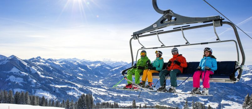 famille sur télésiège au ski