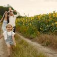 Famille se promenant dans les champs