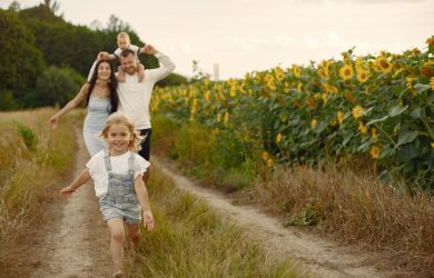 Famille se promenant dans les champs