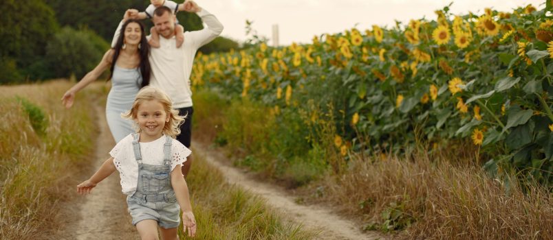 Famille se promenant dans les champs