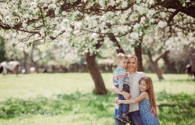 Famille dans un jardin fleuri - Printemps