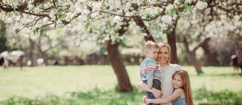 Famille dans un jardin fleuri - Printemps