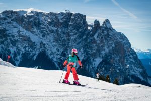 Enfant faisant du ski