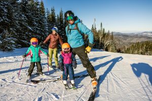 Parents sur les ski avec leurs enfants