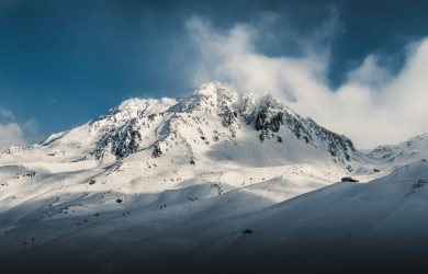 Vue aérienne montagne ski décembre
