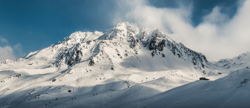 Vue aérienne montagne ski décembre