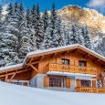 Vue chalet au ski enneigé
