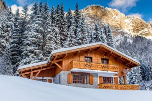 Vue chalet au ski enneigé
