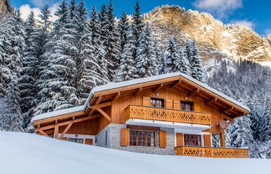 Vue chalet au ski enneigé