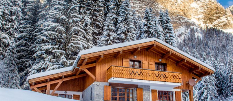 Vue chalet au ski enneigé